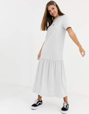 ASOS DESIGN – Kalkgraues T-Shirt-Kleid in Maxilänge mit abfallendem Stufensaum
