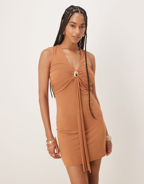 ASOS DESIGN - Kamelbrun ærmeløs minikjole med V-udskæring foran og guldfarvet detalje - view 1