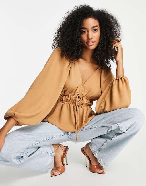 ASOS DESIGN – Kamelbrun topp med långa kimonoärmar, v-ringning och knytning framtill