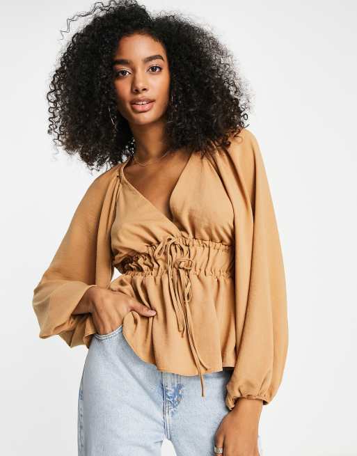 ASOS DESIGN – Kamelbrun topp med långa kimonoärmar, v-ringning och knytning framtill, 3 av 4