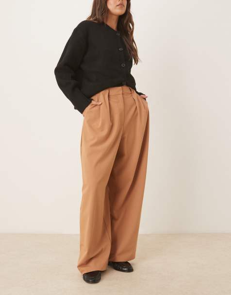 ASOS DESIGN – Kamelbruna, figursydda byxor med barrelben - view 1