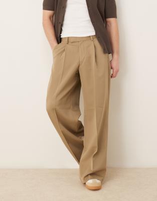 ASOS DESIGN – Kamelbruna, lediga finbyxor med veck framtill - view 1