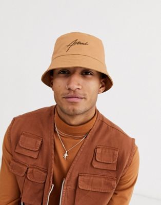 ASOS DESIGN – Kamelfärgad bucket-hatt med mörkbrunt broderi