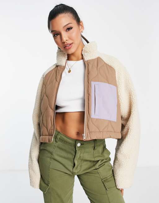 ASOS DESIGN – Kamelfärgad fleece i kort design
