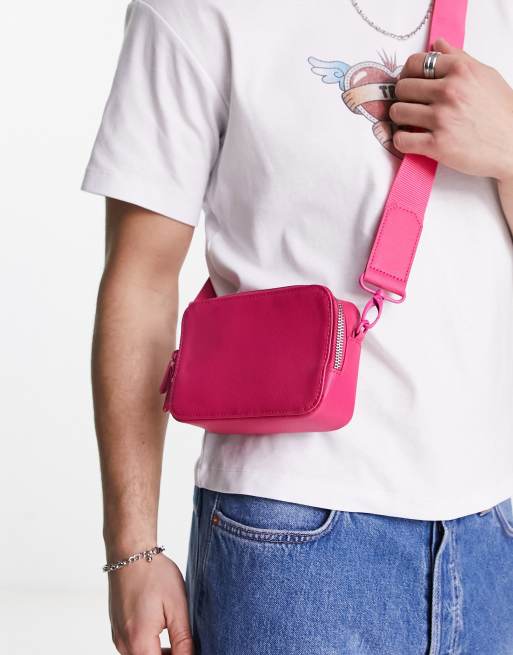 ASOS DESIGN – Kameratasche aus Kunstleder in Saffiano-Optik in Rosa zum Umhängen