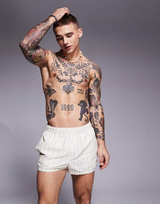 ASOS DESIGN – Kamiennobeżowe bardzo krótkie szorty kąpielowe z marszczonego materiału w paski