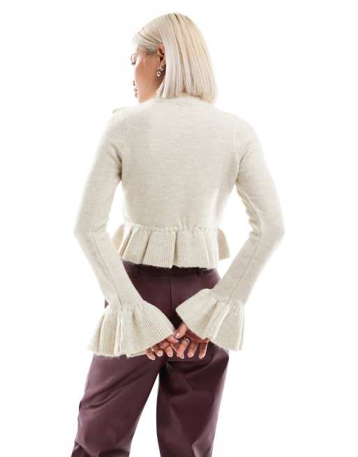 ASOS DESIGN – Kamiennobeżowy sweter o krótszym kroju z falbanką, 2 z 4