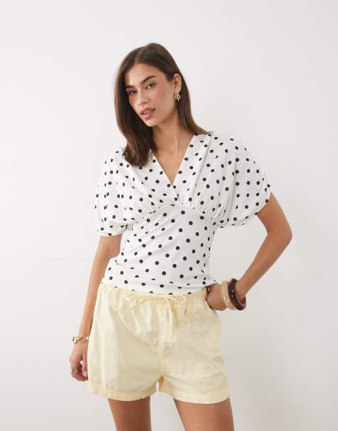 ASOS DESIGN – Kamiennobeżowy top w groszki z głębokim dekoltem i zwężaną talią - view 1