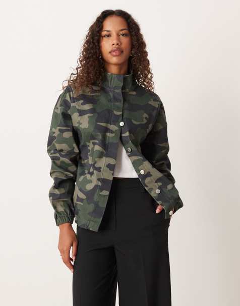 ASOS DESIGN – Kamouflagemönstrad jeansjacka med ståkrage - view 1