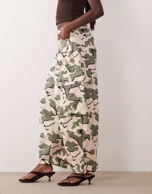 ASOS DESIGN – Kamouflagemönstrade ballongbyxor i oversize med fickor, 2 av 5