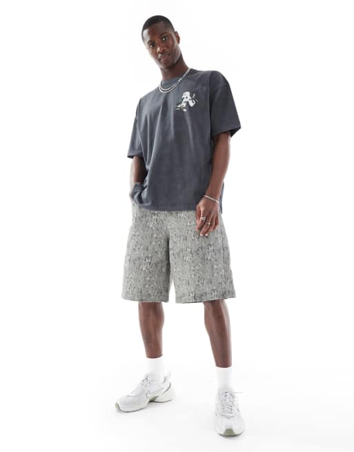 ASOS DESIGN – Kamouflagemönstrade jeansshorts i längre modell