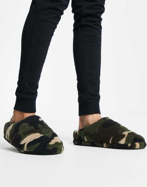 ASOS DESIGN – Kamouflagemönstrade puffertofflor i teddy