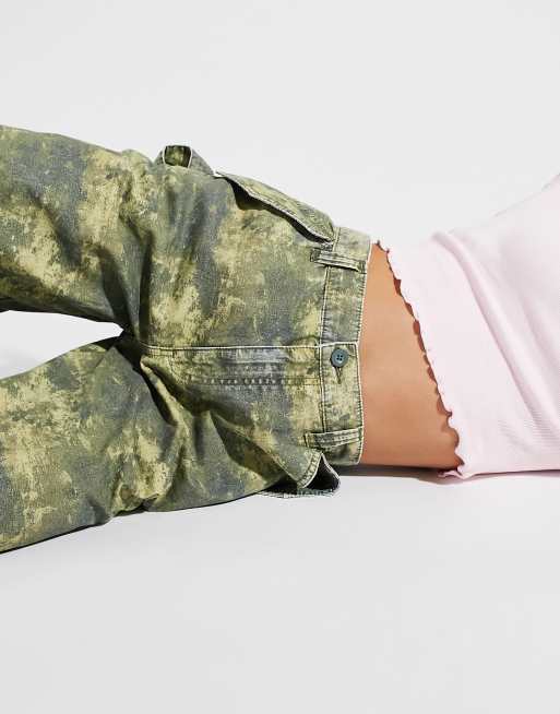 ASOS DESIGN – Kamouflagemönstrade, slouchy cargobyxor med knädetalj, 3 av 4