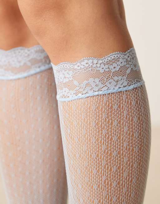 ASOS DESIGN - Kanten kniekousen met geschulpte rand in lichtblauw, 2 van 3