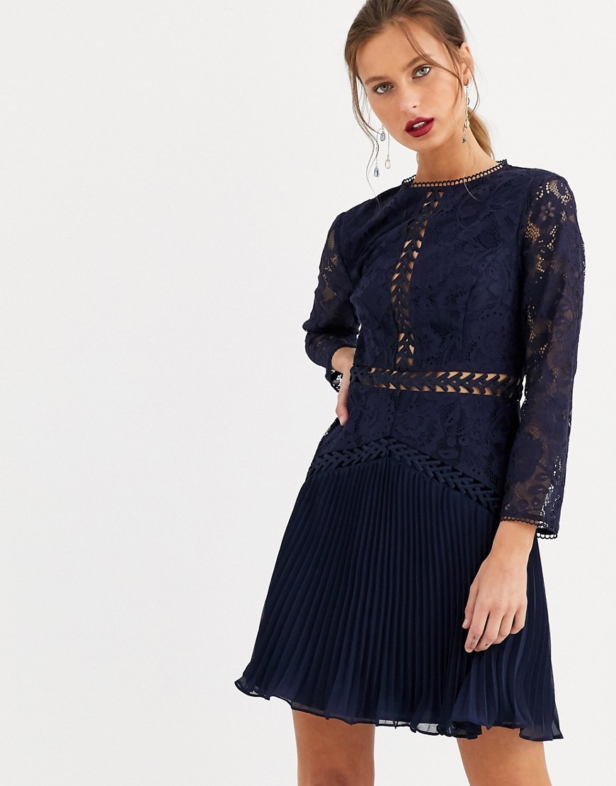 ASOS DESIGN - Kanten mini-jurk met ingezette randen en geplooide rok-Marineblauw