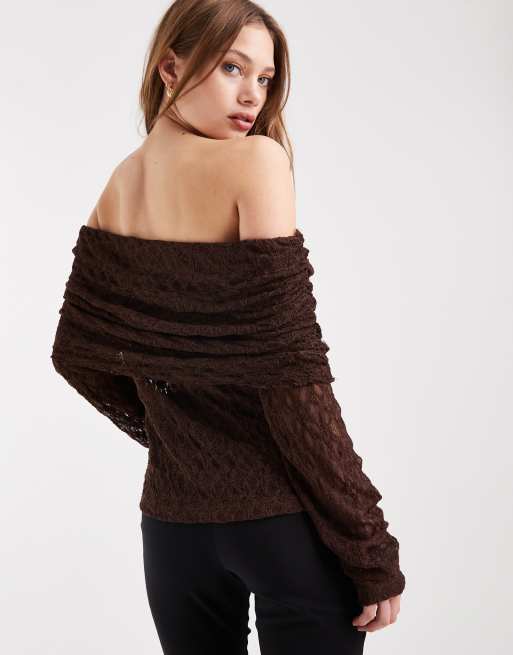 ASOS DESIGN - Kanten top met blote schouders en omslag in chocoladebruin, 2 van 4