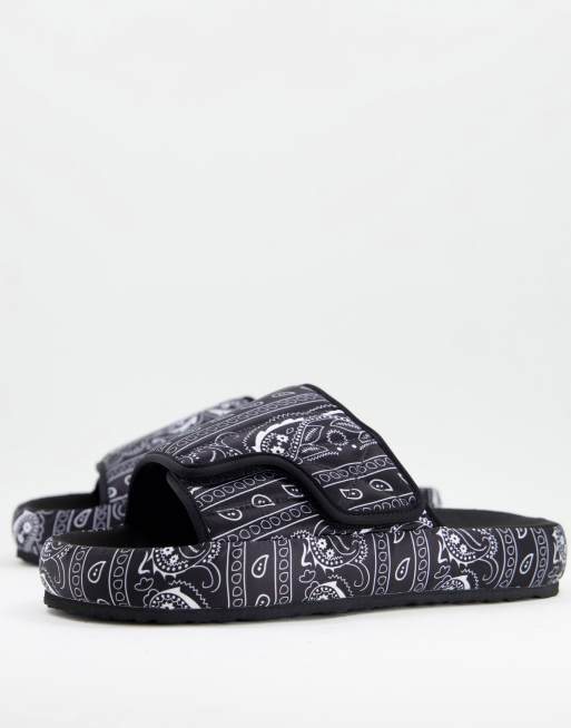 ASOS DESIGN – Kapcie na grubej podeszwie ze wzorem bandanowym