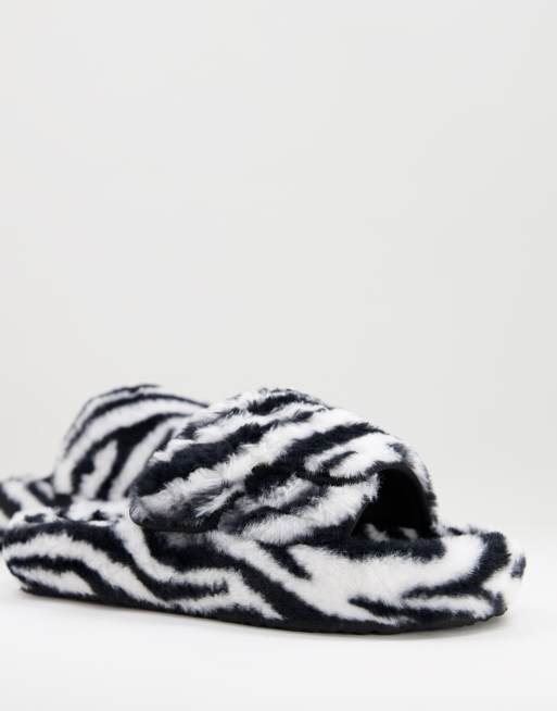  ASOS DESIGN – Kapcie ze sztucznego futerka na grubej podeszwie w zebrę