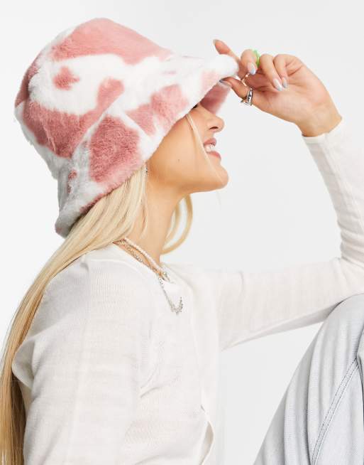 ASOS DESIGN – Kapelusz typu bucket w różowy wzór w krowie łaty z wywijanym rondem