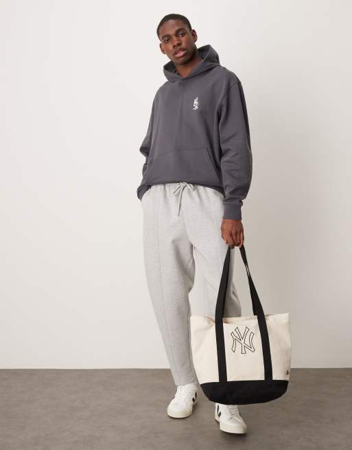 ASOS DESIGN – Kapuzenpullover in Grau mit Souvenir-Rückenprint und Bruststickerei, 3 von 4