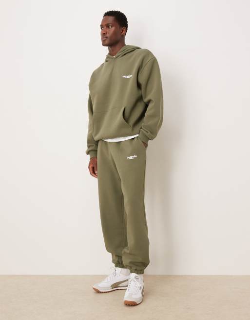 ASOS DESIGN – Kapuzenpullover in staubigem Olivgrün mit lockerer Passform und Aufdruck, Kombiteil, 2 von 5