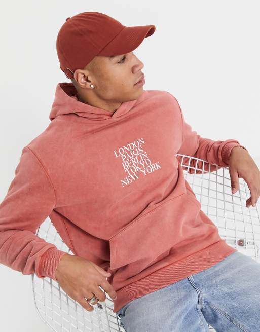 ASOS DESIGN – Kapuzenpullover in verwaschenem Rot mit Städte-Print