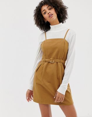ASOS DESIGN – Karamellbrun jeansklänning med remmar och skärp-Guldbrun