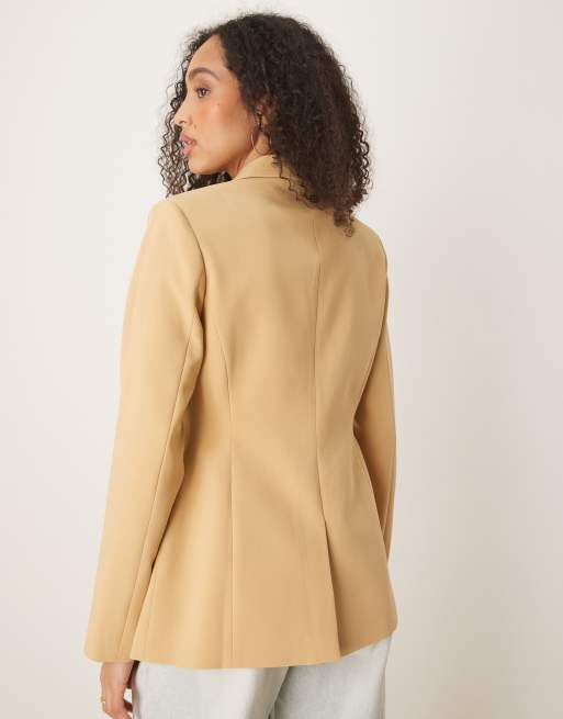 ASOS DESIGN – Karamellfärgad kavaj med markerade höfter, 3 av 4