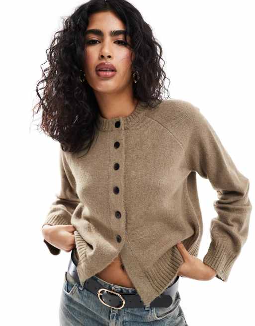 ASOS DESIGN – Kardigan w kolorze mokki z okrągłym dekoltem, kontrastowymi guzikami i rozcięciem na dole