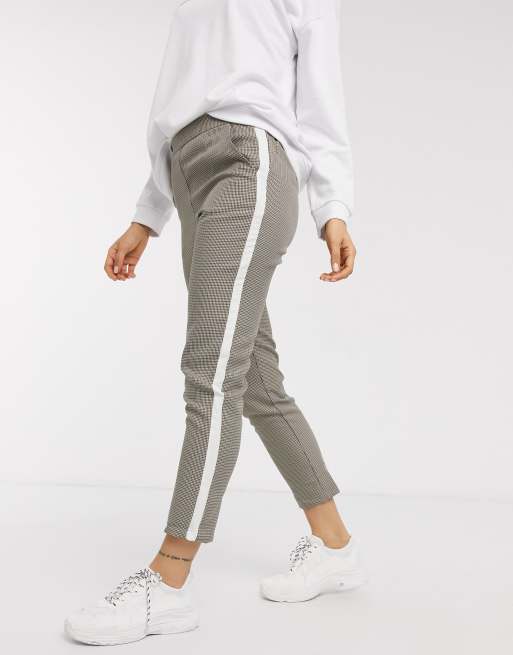 ASOS DESIGN – Karierte Karottenhose mit Seitenstreifen