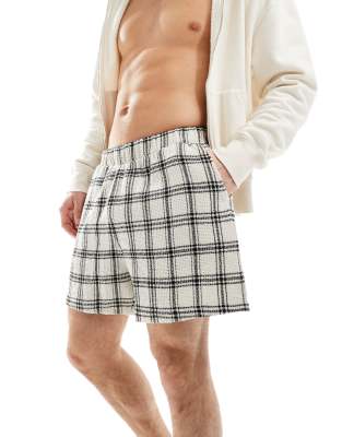 ASOS DESIGN – Karierte Shorts in Ecru mit Waffelstruktur