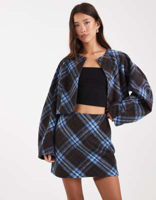 ASOS DESIGN - Karierter, angerauter Cropped Blazer in Braun und Blau mit Cocoon-Ärmeln, Kombiteil-Bunt