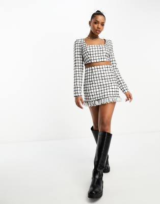 ASOS DESIGN - Karierter Bouclé-Minirock in Schwarz-Weiß mit Fransensaum, Kombiteil-Bunt