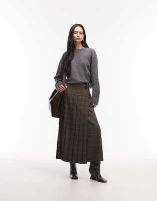 ASOS DESIGN - Karierter Falten-Midirock im Kilt-Stil in Braun mit Schnalle-Bunt