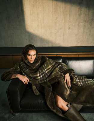 ASOS DESIGN - Karierter, gewebter Oversize-Schal in Oliv mit Fransen-Bunt