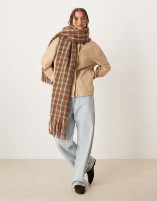 ASOS DESIGN - Karierter, gewebter Schal in Schokobraun mit Blassblau-Bunt