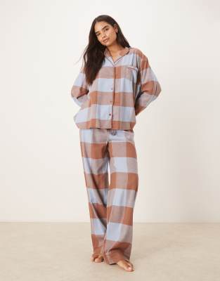 ASOS DESIGN - Karierter Pyjama aus angerautem Webstoff in Braun und Blau, aus Oversize-Hemd und Hose-Bunt