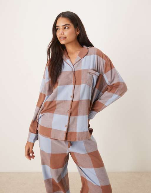 ASOS DESIGN – Karierter Pyjama aus angerautem Webstoff in Braun und Blau, aus Oversize-Hemd und Hose, 2 von 4