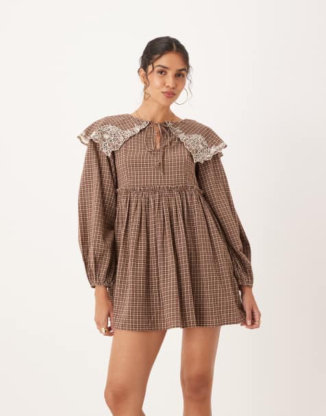 ASOS DESIGN – Kariertes Hänger-Minikleid in Hellbraun mit Oversize-Kragen und Spitzen-Besatz - view 1