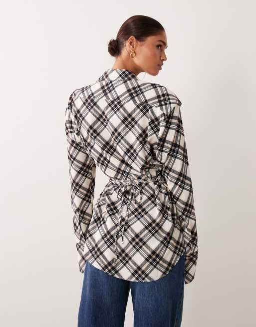 ASOS DESIGN – Kariertes Hemd mit Raffung, Schulterpolstern und Schnürung am Rücken, 4 von 4
