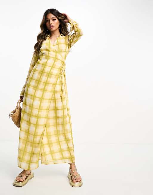 ASOS DESIGN – Kariertes Midi-Wickelkleid aus Chiffon mit Kragen und Schnürung, 2 von 4