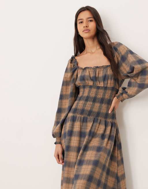 ASOS DESIGN – Kariertes Midikleid in Schwarz und Hellbraun mit U-Ausschnitt und gesmoktem Oberteil, 2 von 4