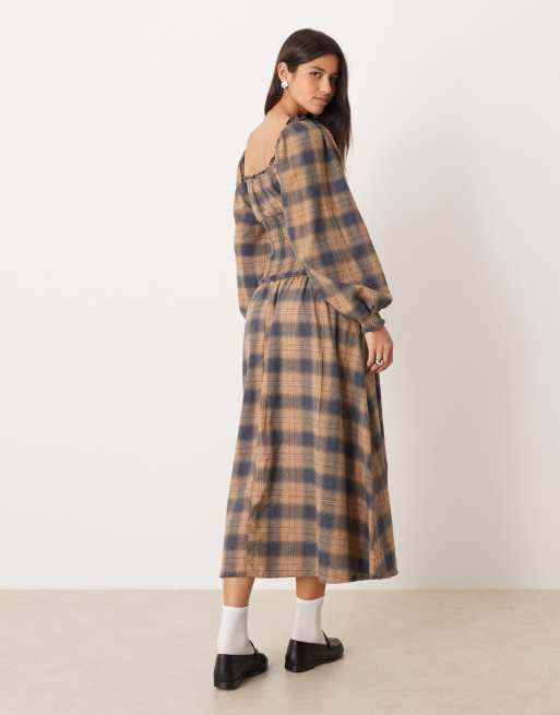 ASOS DESIGN – Kariertes Midikleid in Schwarz und Hellbraun mit U-Ausschnitt und gesmoktem Oberteil, 4 von 4