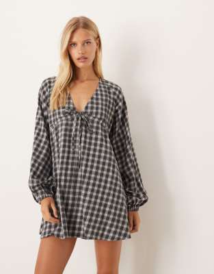 ASOS DESIGN - Kariertes Minikleid in Grau mit V-Ausschnitt, weiten Ärmeln und Bindedetail am Dekolletee-Bunt