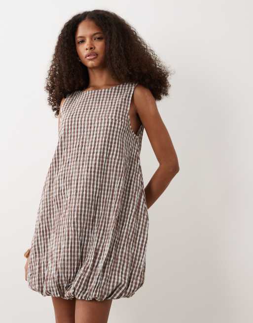 ASOS DESIGN – Kariertes Minikleid in Mokka und Blau mit Ballonsaum, 2 von 4