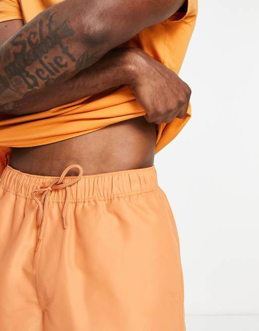 ASOS DESIGN – Karmelowe szorty kąpielowe średniej długości, 2 z 4