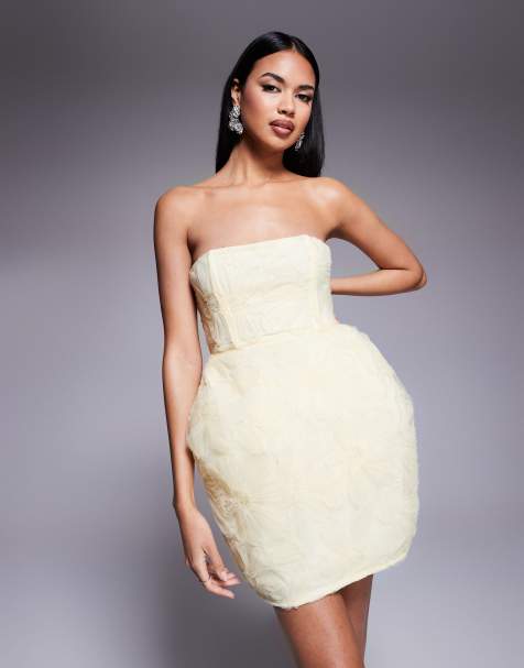 ASOS DESIGN – Kärnmjölksfärgad, texturerad miniklänning med formad höft och 3D-blommor - view 1