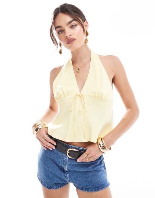 ASOS DESIGN – Kärnmjölksgul, diagonalskuren topp med halterneck i satin
