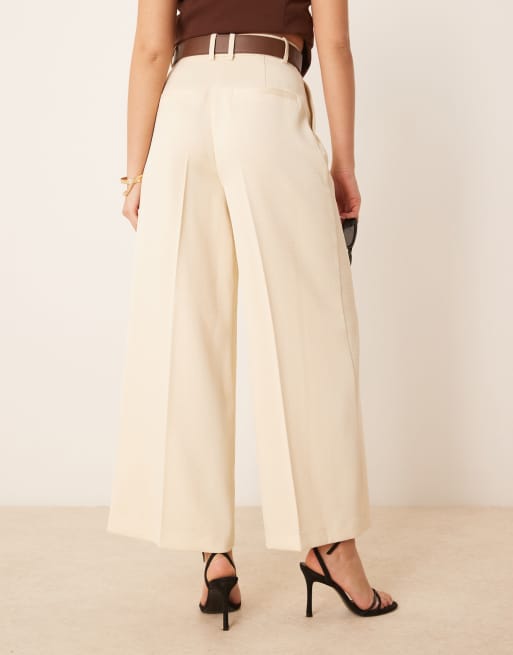 ASOS DESIGN – Kärnmjölksgula, figursydda, ankellånga byxor med skärp i PU, 4 av 5