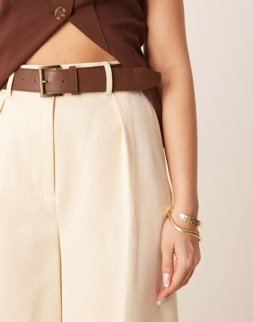 ASOS DESIGN – Kärnmjölksgula, figursydda, ankellånga byxor med skärp i PU, 5 av 5